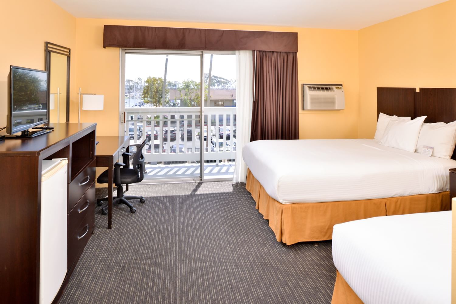 Deluxe Queen Harborview Room