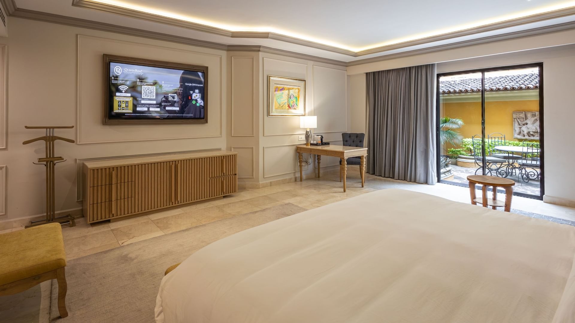 Suite Gran Clase Gold King con cama king, TV, escritorio y acceso a terraza en Quinta Real Monterrey