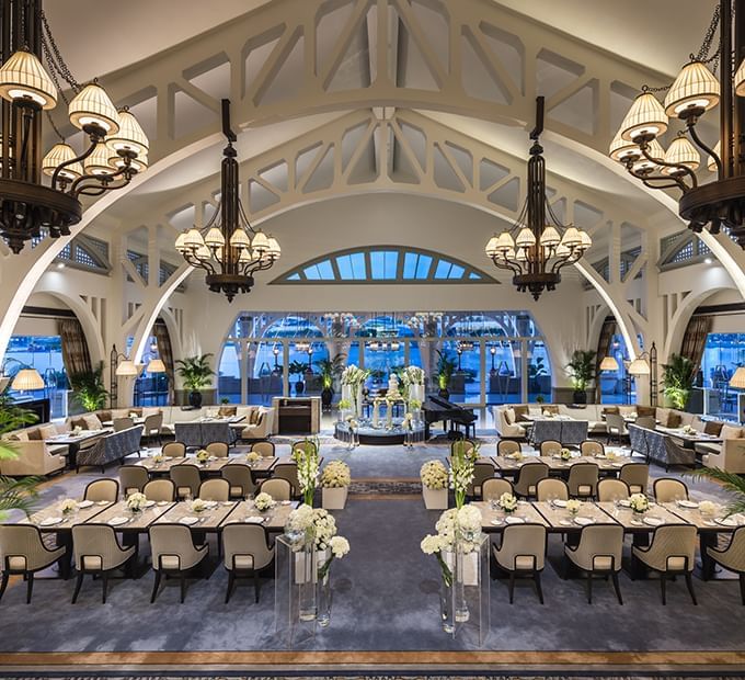 Table set-up arranged with flower décor for a wedding at The Fullerton Hotel Singapore