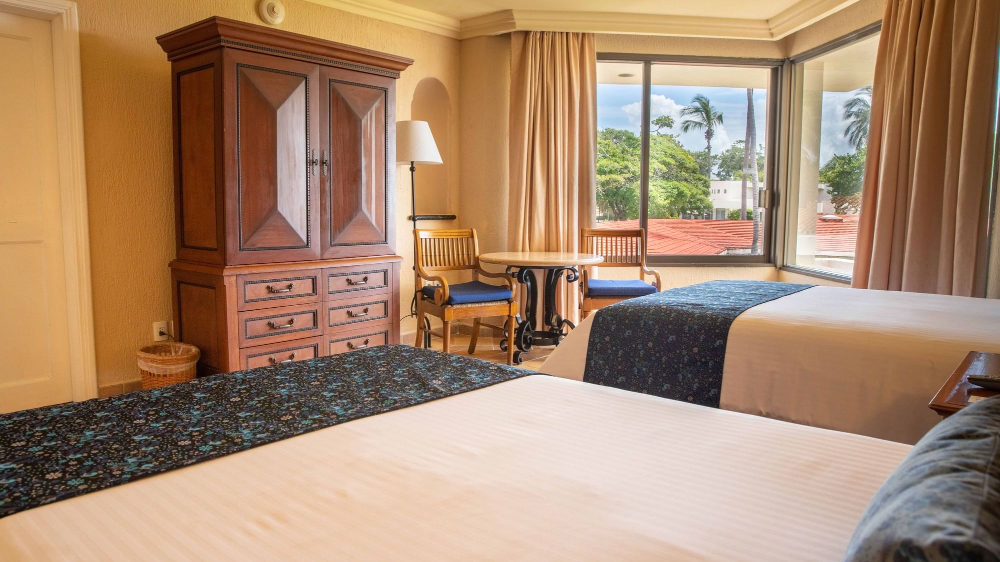 Bed with furniture of King Elite Garden View at Mundo Imperial