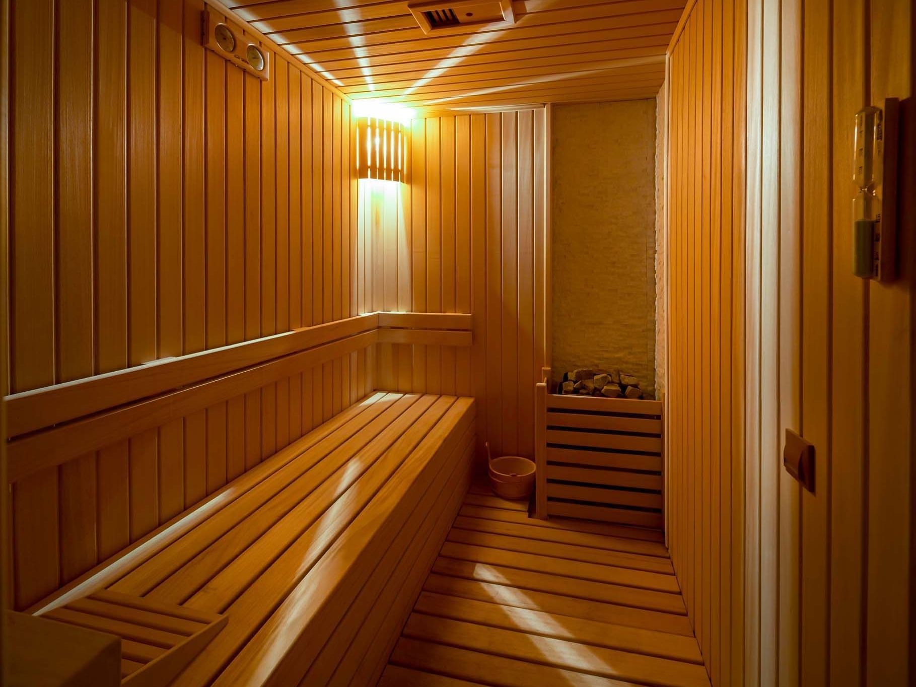 Titanic Port Bakırköy’deki BeFine Spa, ahşap kaplamalı sauna odası ve konforlu oturma bankıyla derin rahatlama ve yenilenme sunar.