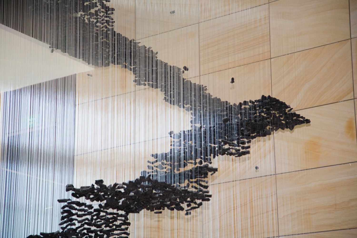 Sculptural design en cascade suspendu dans un atrium luxueux à Ibiza Gran Hotel