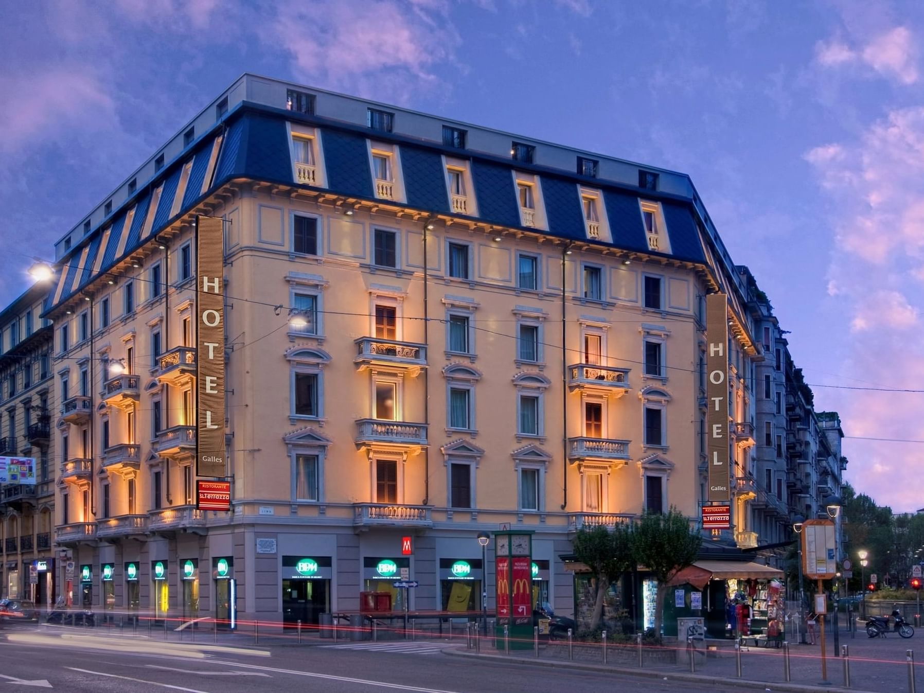 https://image-tc.galaxy.tf/wijpeg-5dxm9o39iqpn5ok9dwj9dmwxh/uh-gallesmilano-milano-externalfacade-hero-2100x1414-63c45232-5686-4bcd-9722-a79361f38b45-min_standard.jpg?crop=102%2C0%2C1796%2C1347