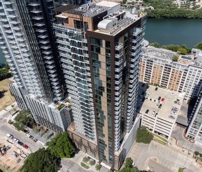 Bird-eye view of the Austin Condo Hotel with the car park
