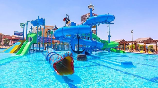 Atracciones y toboganes en la piscina al aire libre de Live Aqua Resorts