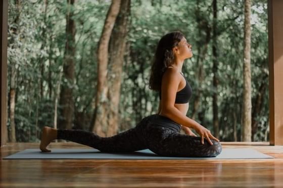 mujer en pose de yoga