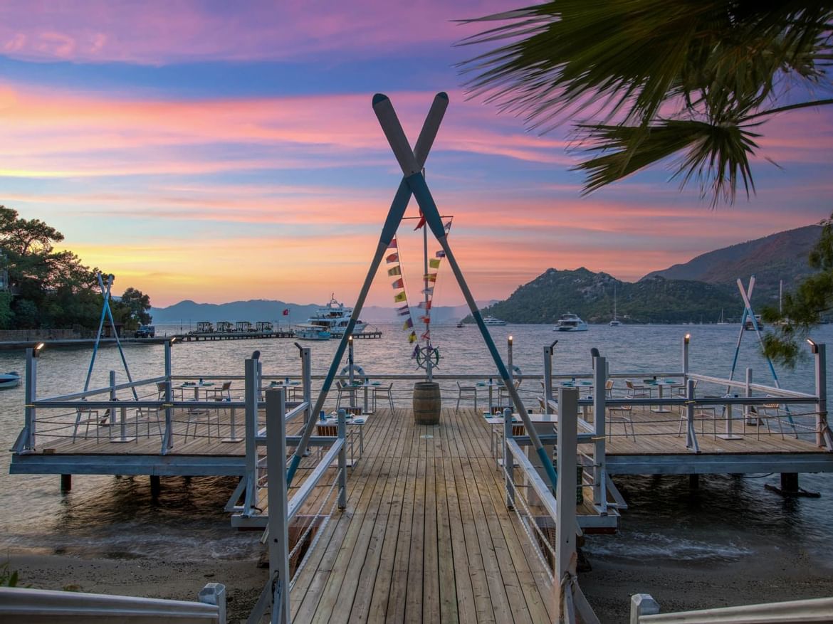 Marmaris koyu yakınlarındaki enfes deniz ürünleri restoranının akşam manzarası