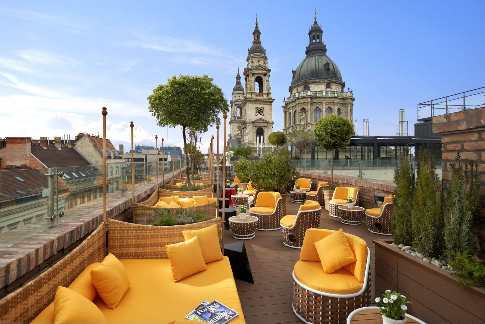 Terrasse sur le toit avec sièges confortables et vue sur une cathédrale historique à l'hôtel Aria de Budapest