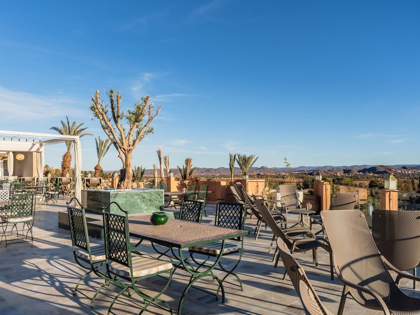 Terrasse extérieure du restaurant piscine L’Oasis à Kenzi Azghor Ouarzazate.