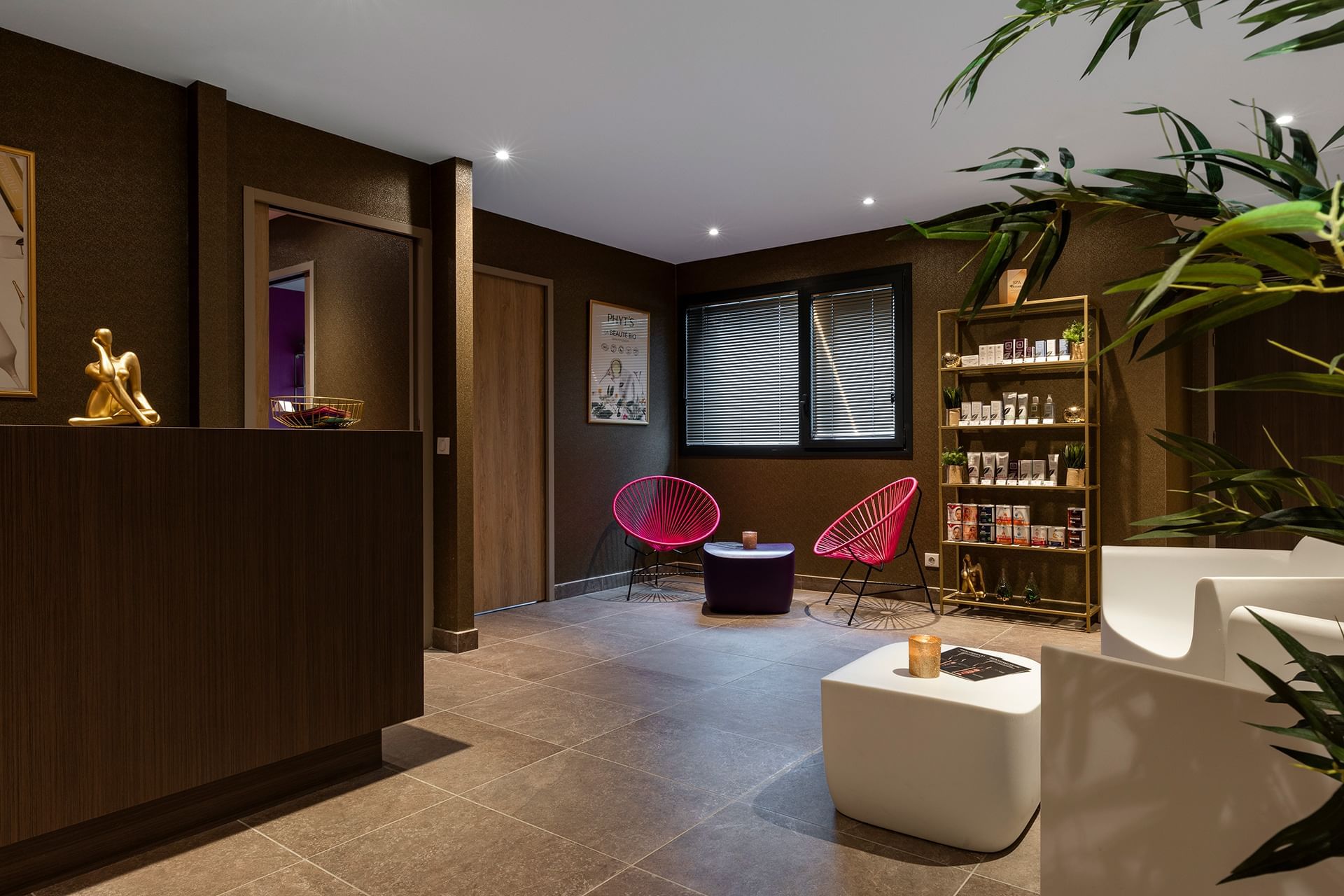 Intérieur et décoration du hall d'entrée et de la réception à l'Oceania Paris Roissy CDG