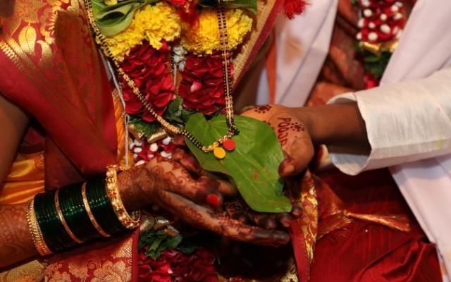 Hindu weddings Manglasutra ritual at Easthampstead Park