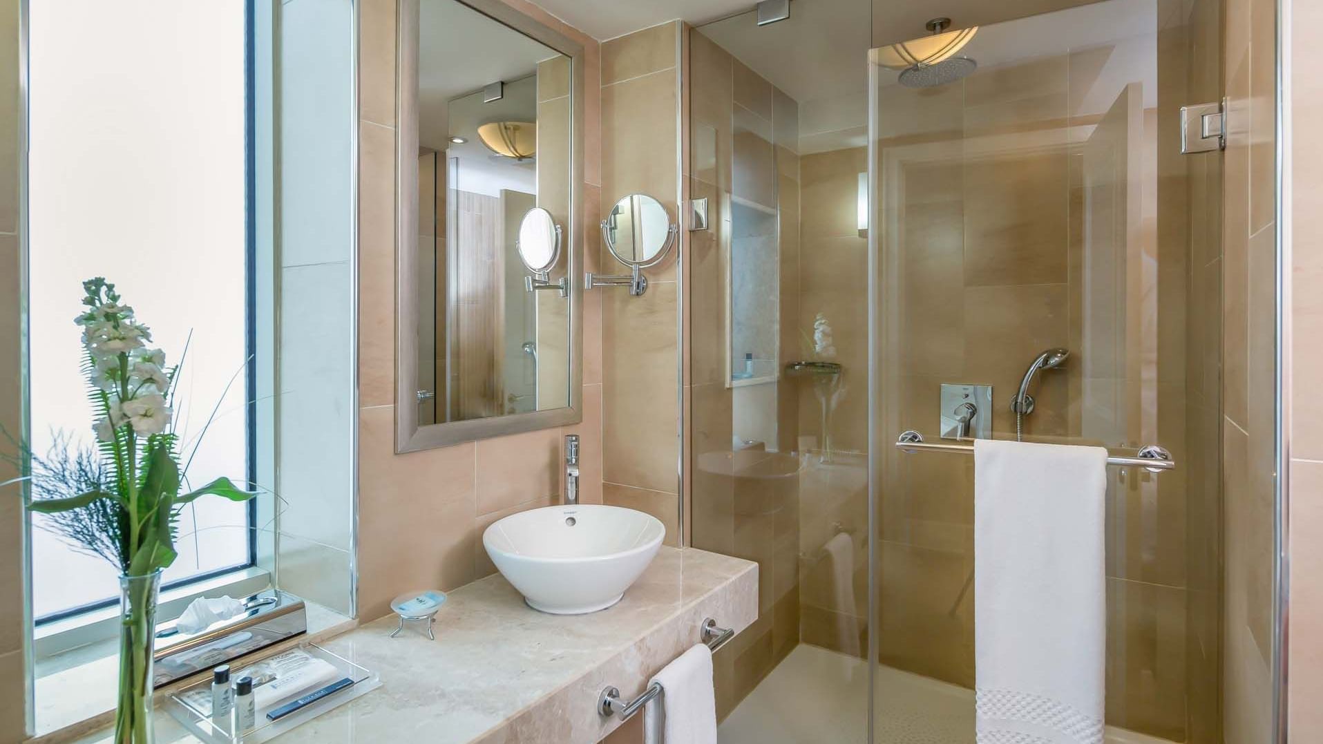 Titanic Port Bakırköy'de, pencereyle aydınlanan; lavabo, ayna ve havluların özenle yerleştirildiği cam duş kabinine sahip Superior odada modern bir banyo