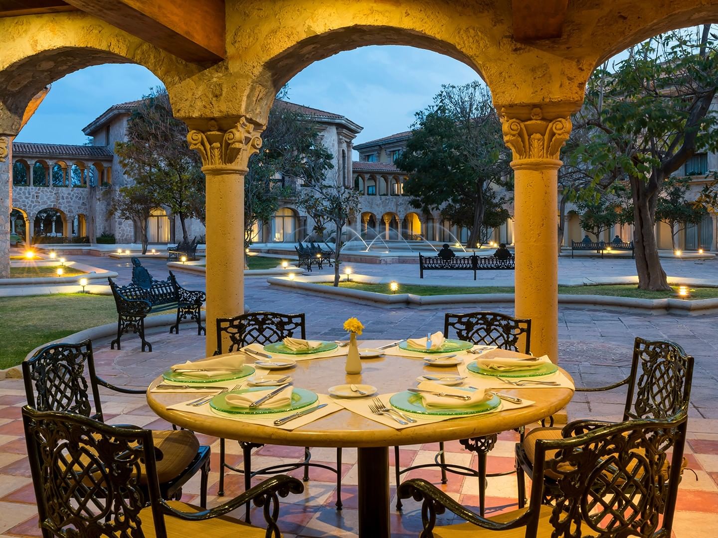 Los Murales restaurant with green plates near a fountain with a beautiful view in dusk at Quinta Real Aguascalientes