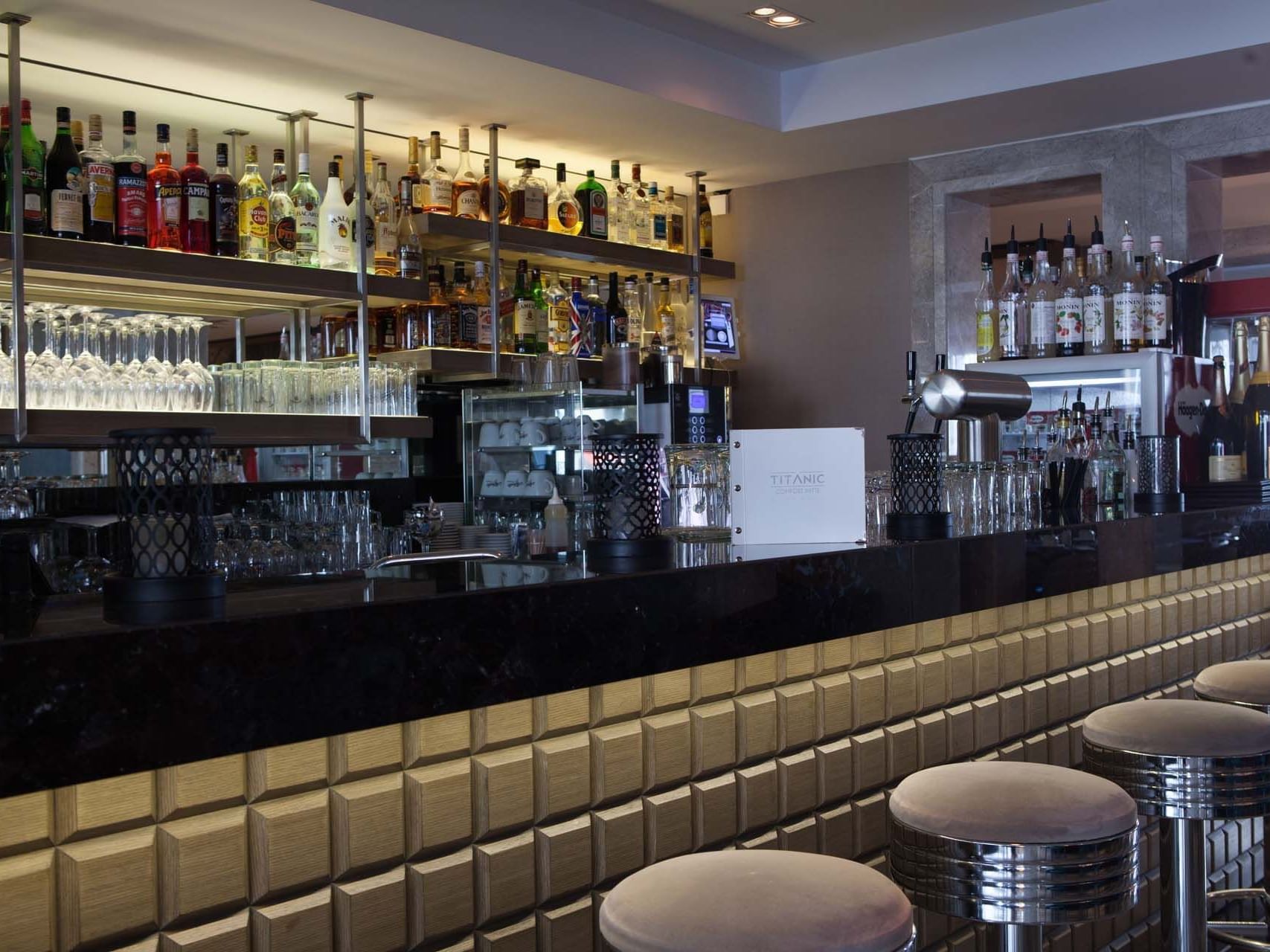 Bartresen und Flaschen in Regalen in der Lobbybar im Titanic Comfort Mitte