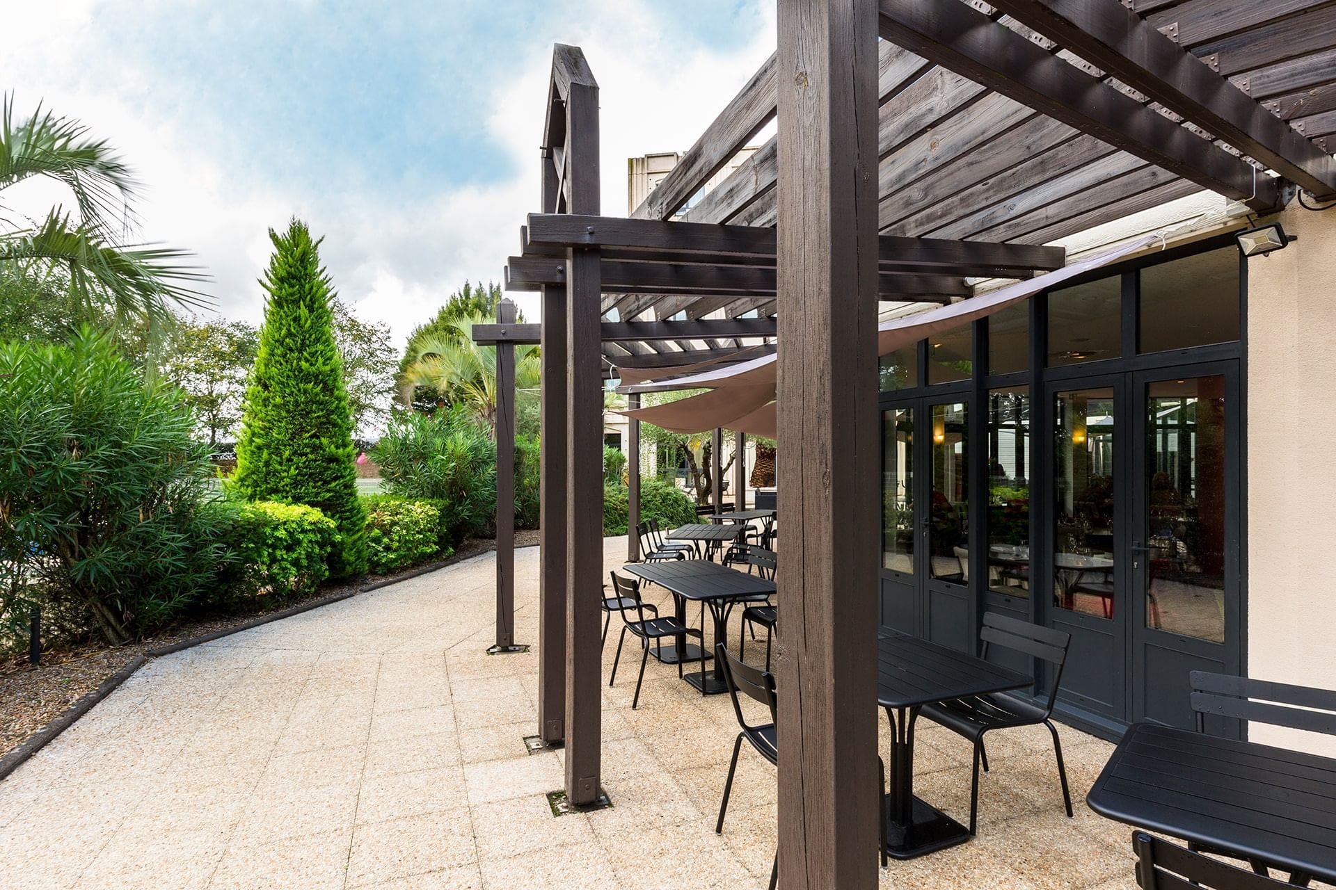 Dining & lounge area in the Terrace at Oceania Nantes Aéroport