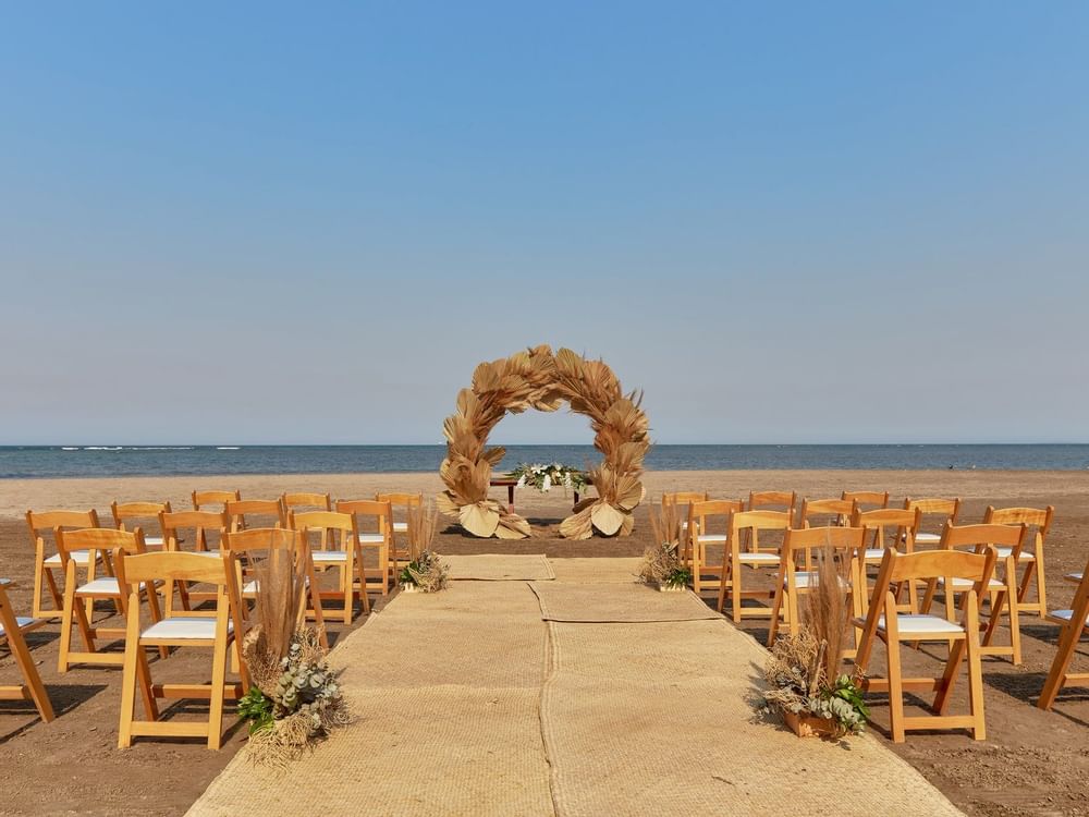 Arreglo de boda en la playa en Grand Fiesta Americana
