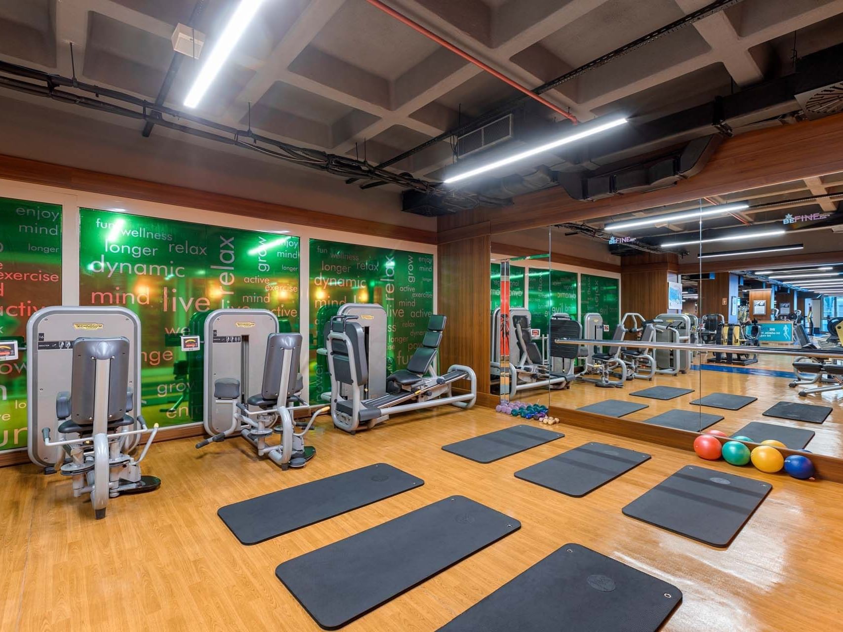 Titanic Port Bakırköy'de yer alan BeFine Fitness, son teknoloji spor ekipmanlarıyla donatılmış modern iç mekanıyla sağlıklı yaşamın merkezinde yer alıyor.