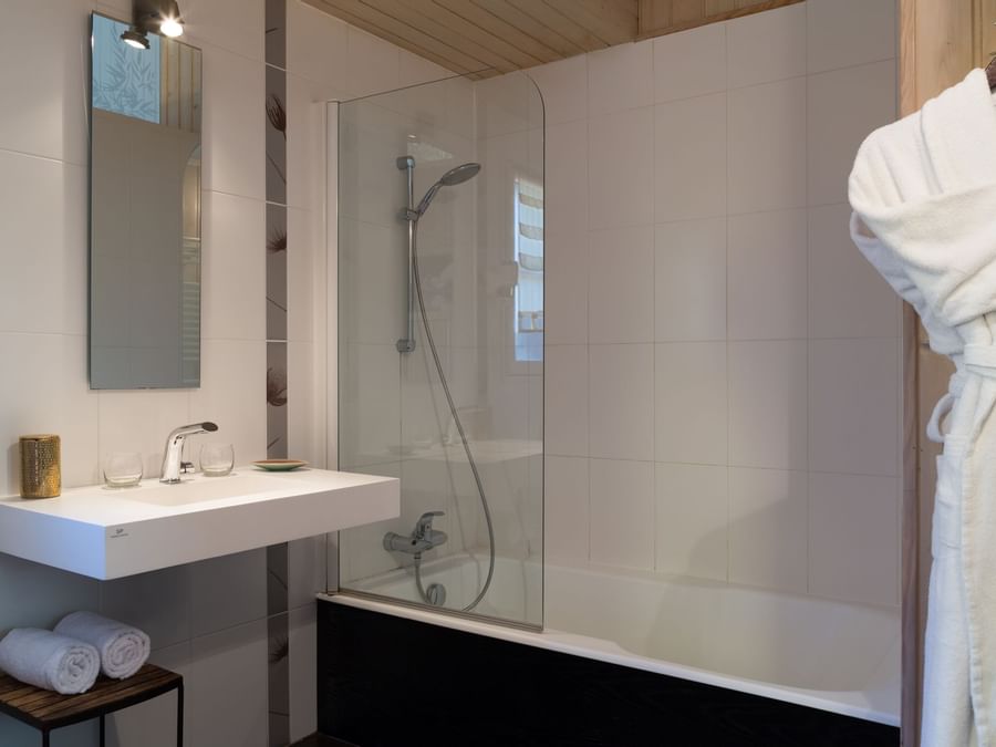 Bathroom vanity in bedrooms at Le Manoir du Lys