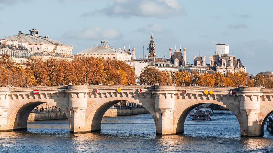 Vue de loin du Pont Neuf près des Hôtels Oceania