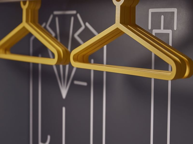 Perchas servidas en el dormitorio de One Hotels