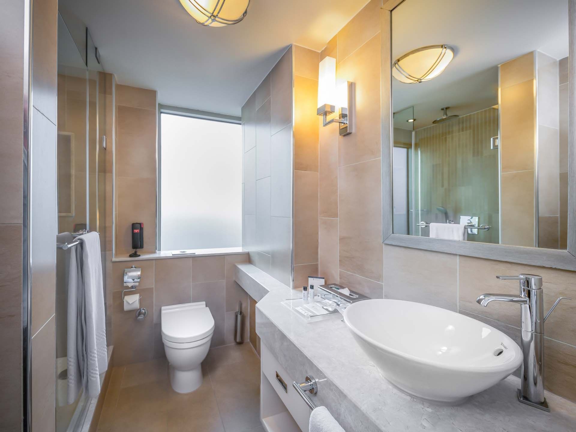 Titanic Port Bakırköy’deki Superior odada şık makyaj ünitesi, ayna ve buzlu cam pencereli modern banyo konforu bulunmaktadır.