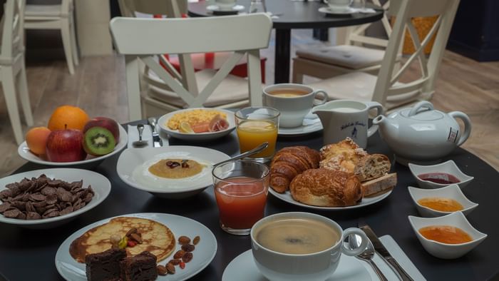 Warm breakfast served at Hotel le londres