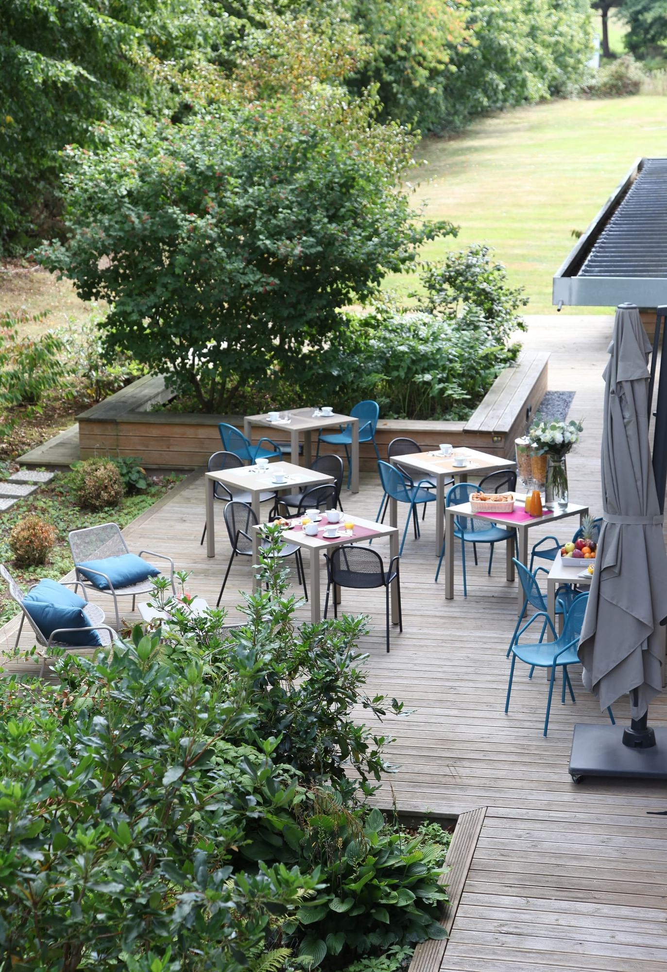 Espace de restauration en plein air à Escale Oceania Rennes