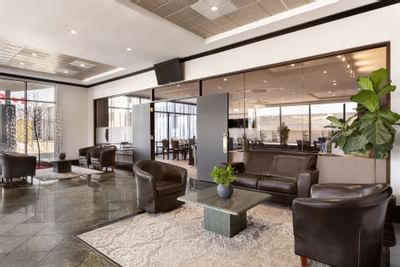 chaises et tables dans un hall