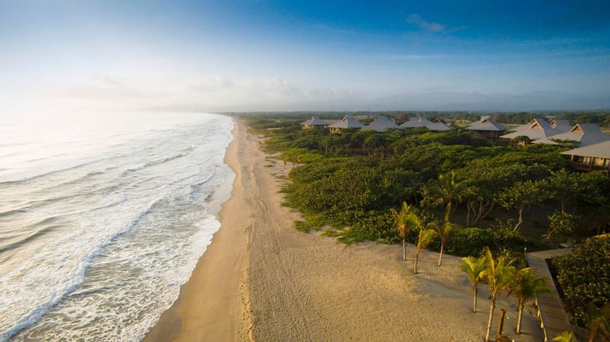 Vista aérea de la costa cerca de Indura Resort