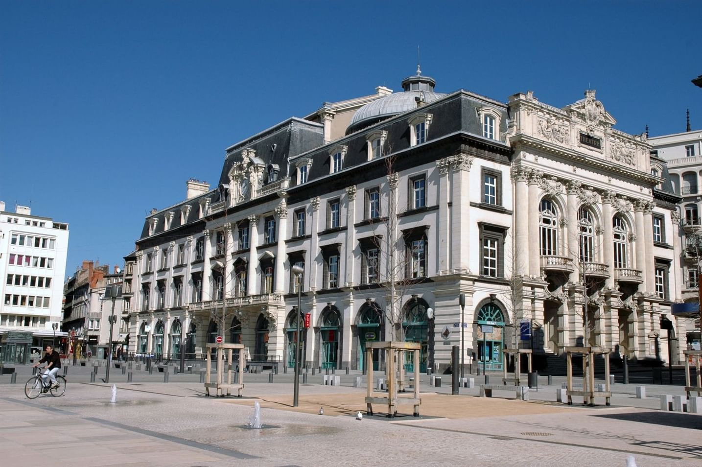 Exterior view of Opéra-Théâtre de Clermont-Ferrand near Oceania Hotels