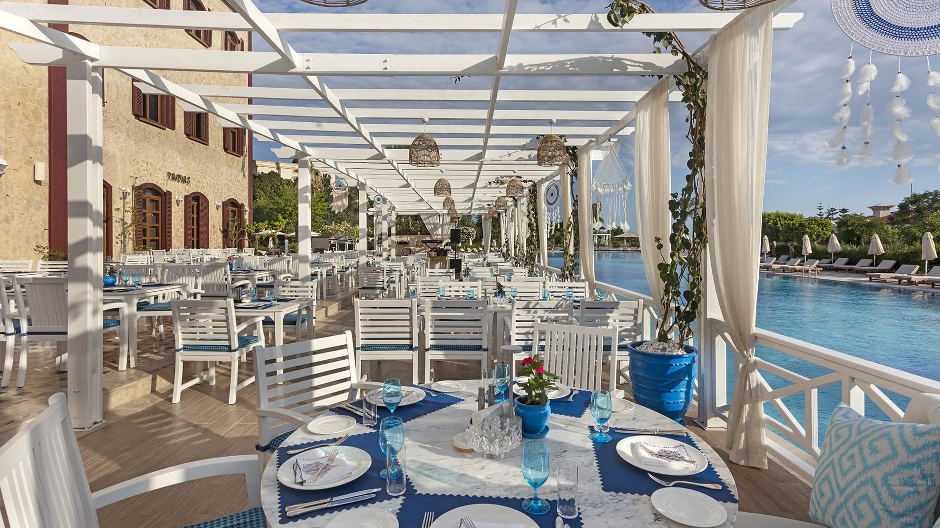 В ресторане Yamas Greek отеля Titanic Mardan Palace солнечная терраса предлагает наслаждение трапезой на свежем воздухе.