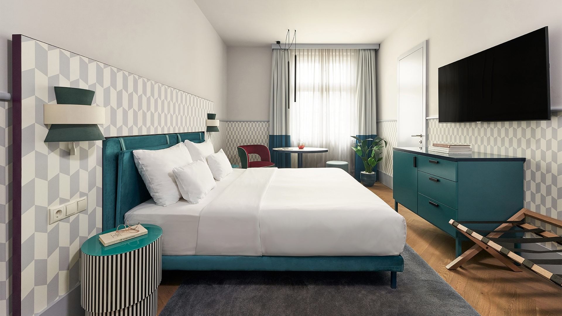 Superior Room s postelí, skříní a TV na Falkensteiner Hotel Prague v Praze.