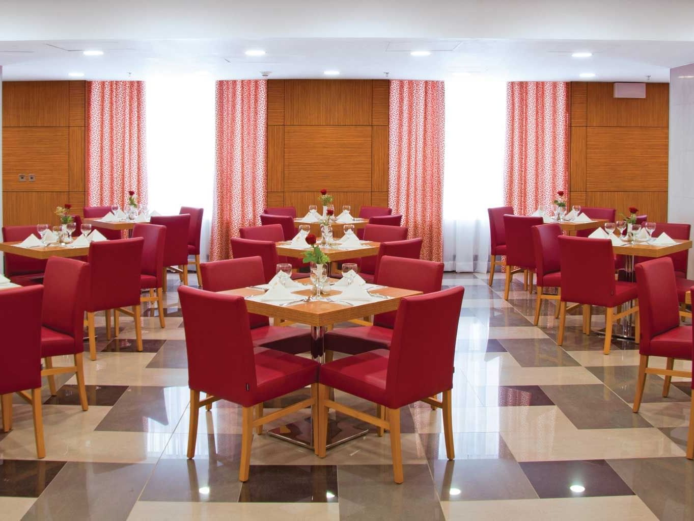 Dining tables in Al Safa Restaurant at Elaf Bakkah Hotel