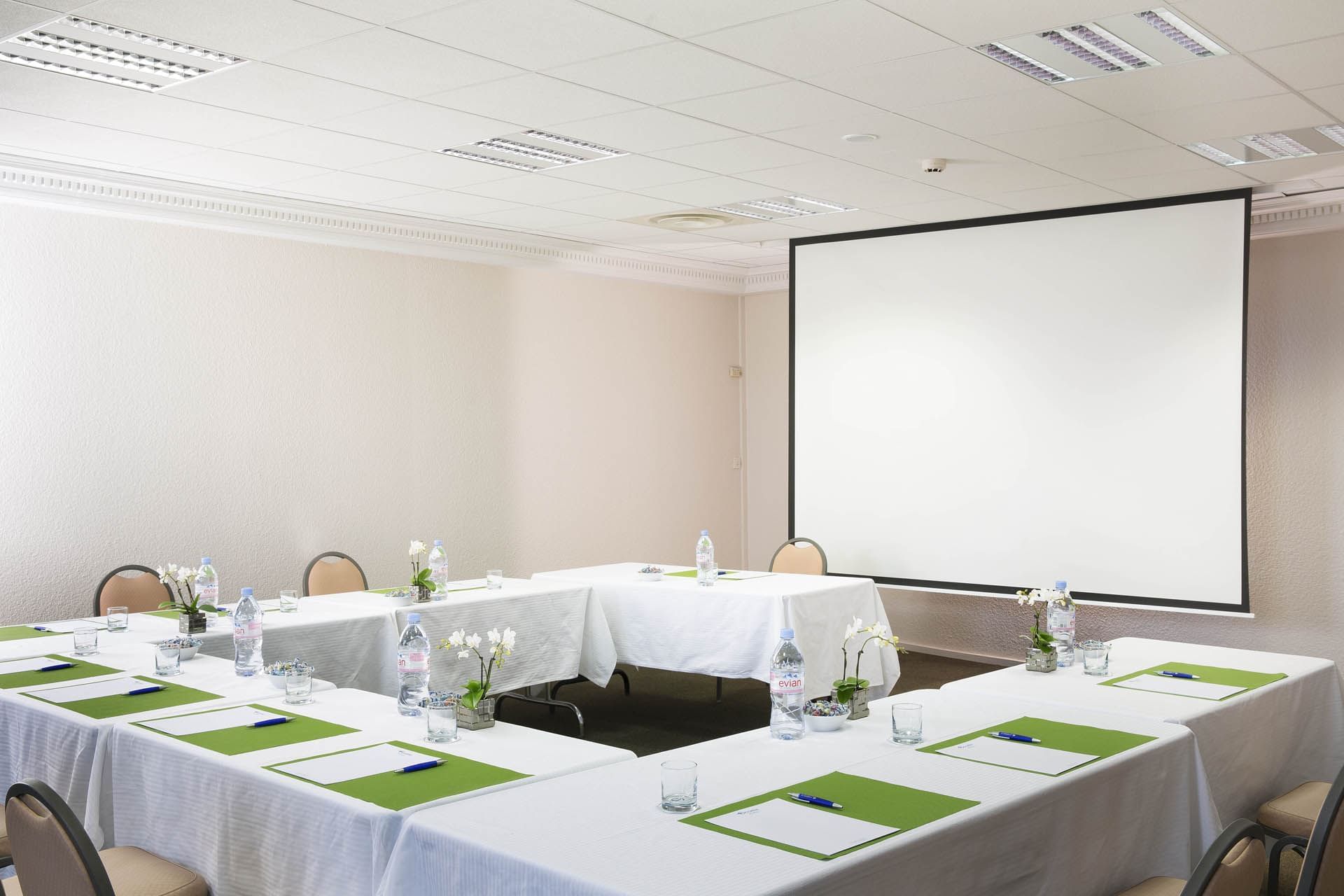 Table en U dans une salle de réunion à Escale Oceania Orleans