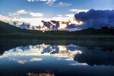 puesta de sol sobre el lago