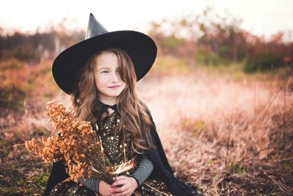 A kid in a witch costume near Rosen Inn Universal.
