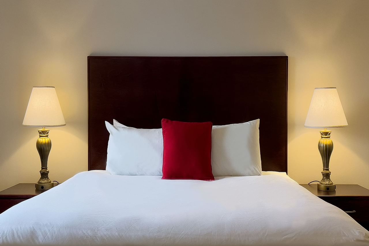 Guest room with large bed 