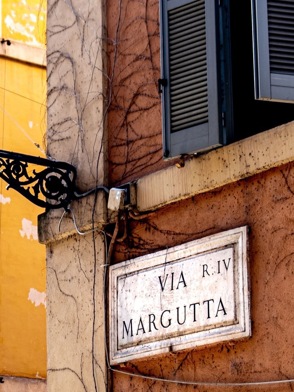 A signpost & street lamp on a street in Rome near Margutta 19