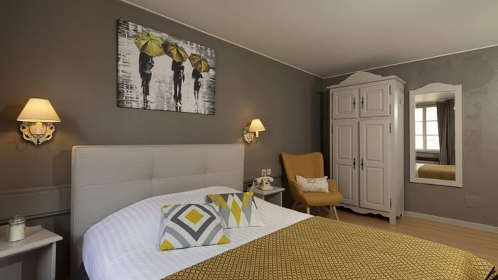 Double bedroom with wooden cupboard at Hotel de la balance