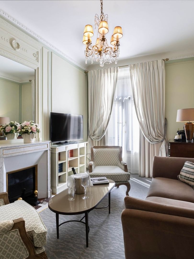 Living room of the Deluxe Suite Parisienne at Hôtel Westminster Paris.