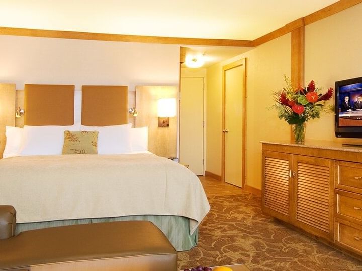 Poolside Suite with a single king bed at High Peaks Resort