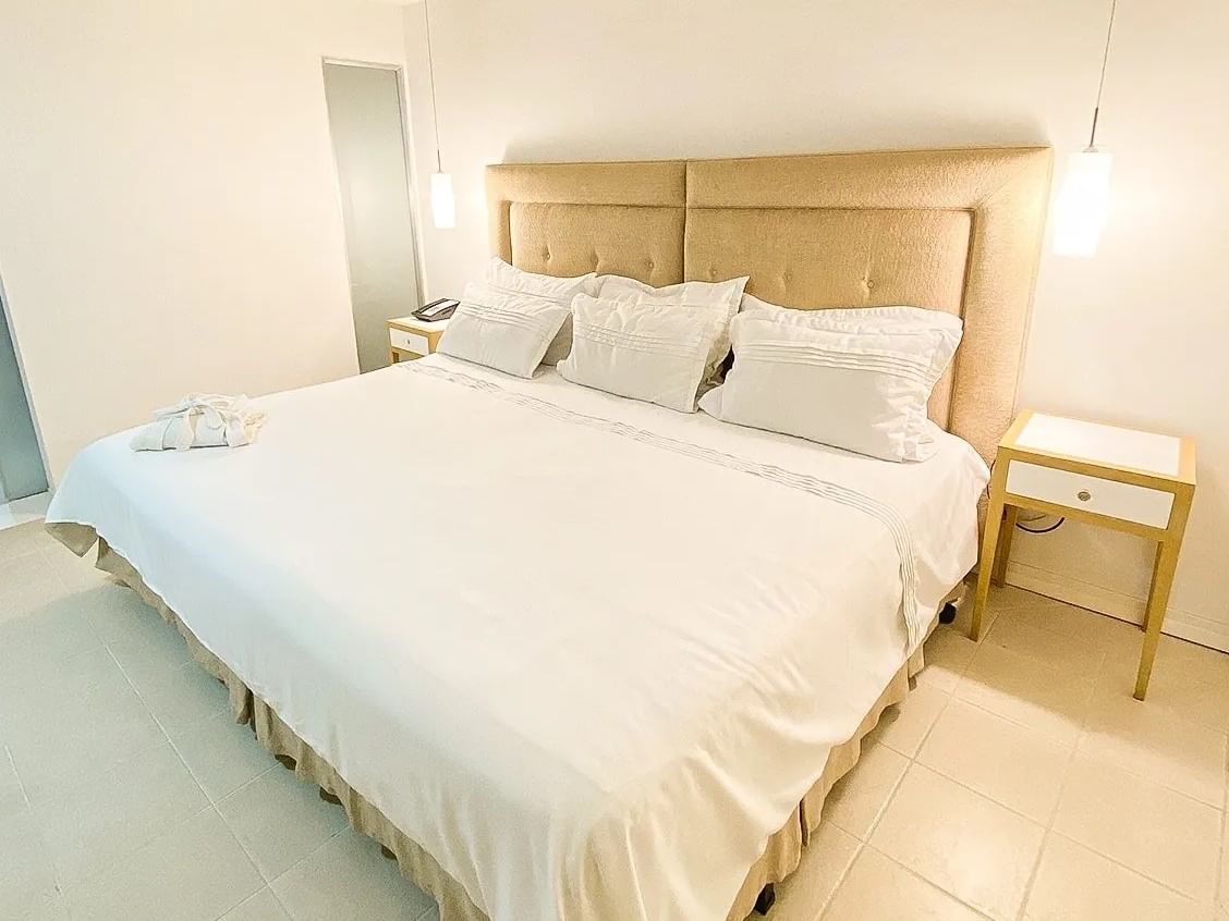 Habitación King estándar con una cama grande y cómoda y una iluminación brillante en el Country International Hotel.