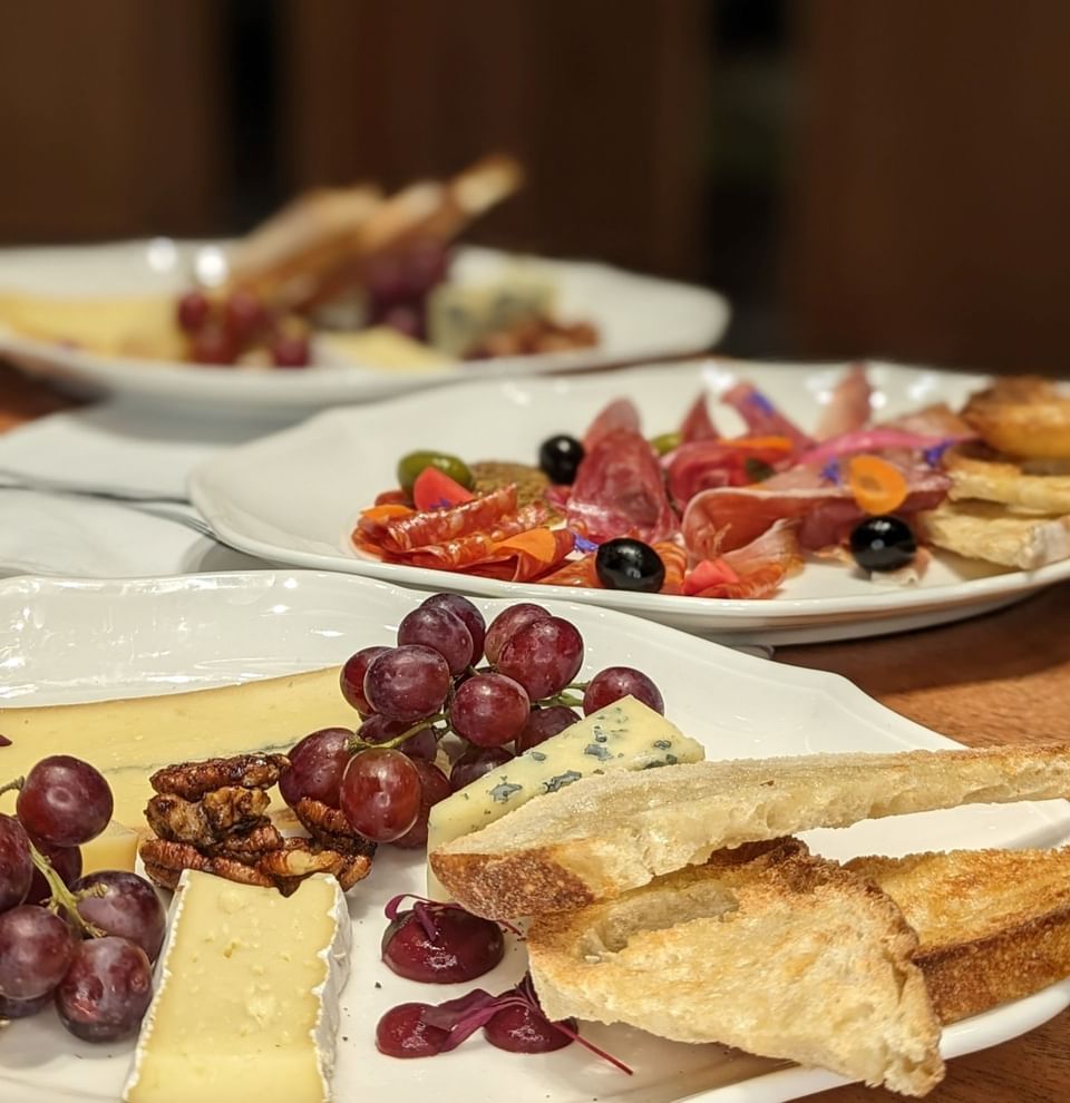 Grapes, Stilton cheese & bread served at Commodore Restaurant