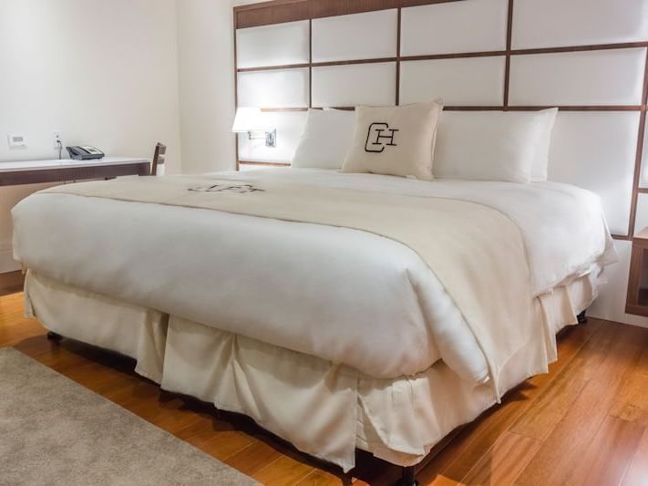 Habitación cómoda con cama grande en la Junior Suite del Central Hotel Panamá en Casco Viejo.