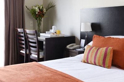 Cama King en el dormitorio de la Suite Senior en Argenta Suites