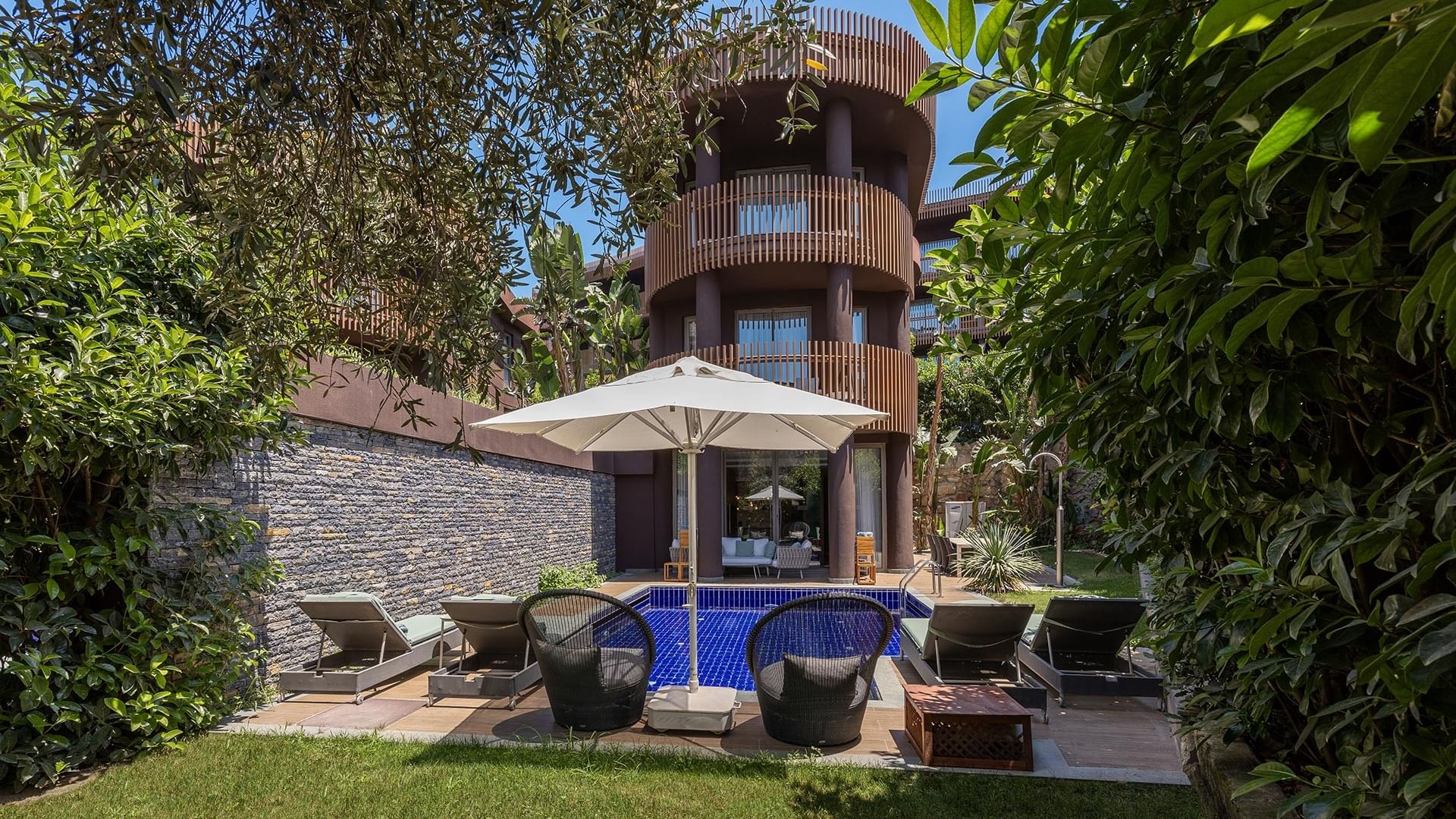 Внешний фасад зоны открытого бассейна Superior Villa в Titanic Luxury Collection Bodrum.