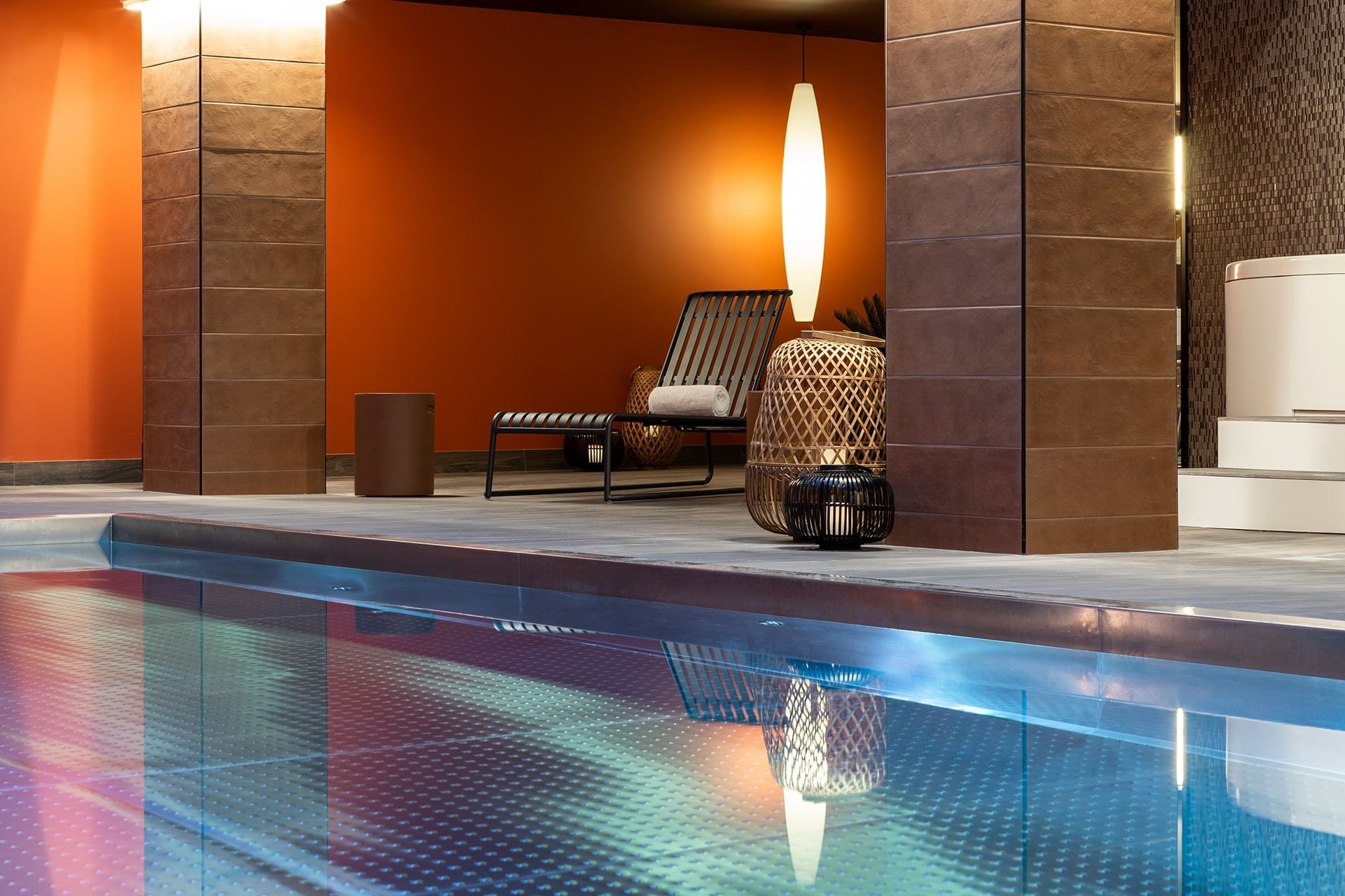 Espace piscine intérieure avec transat à Escale Oceania Biarritz