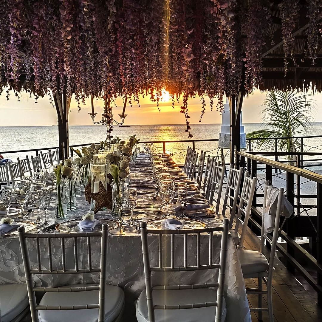 Oceanfront wedding table setup at GIO Hotel Santa Marta Tama