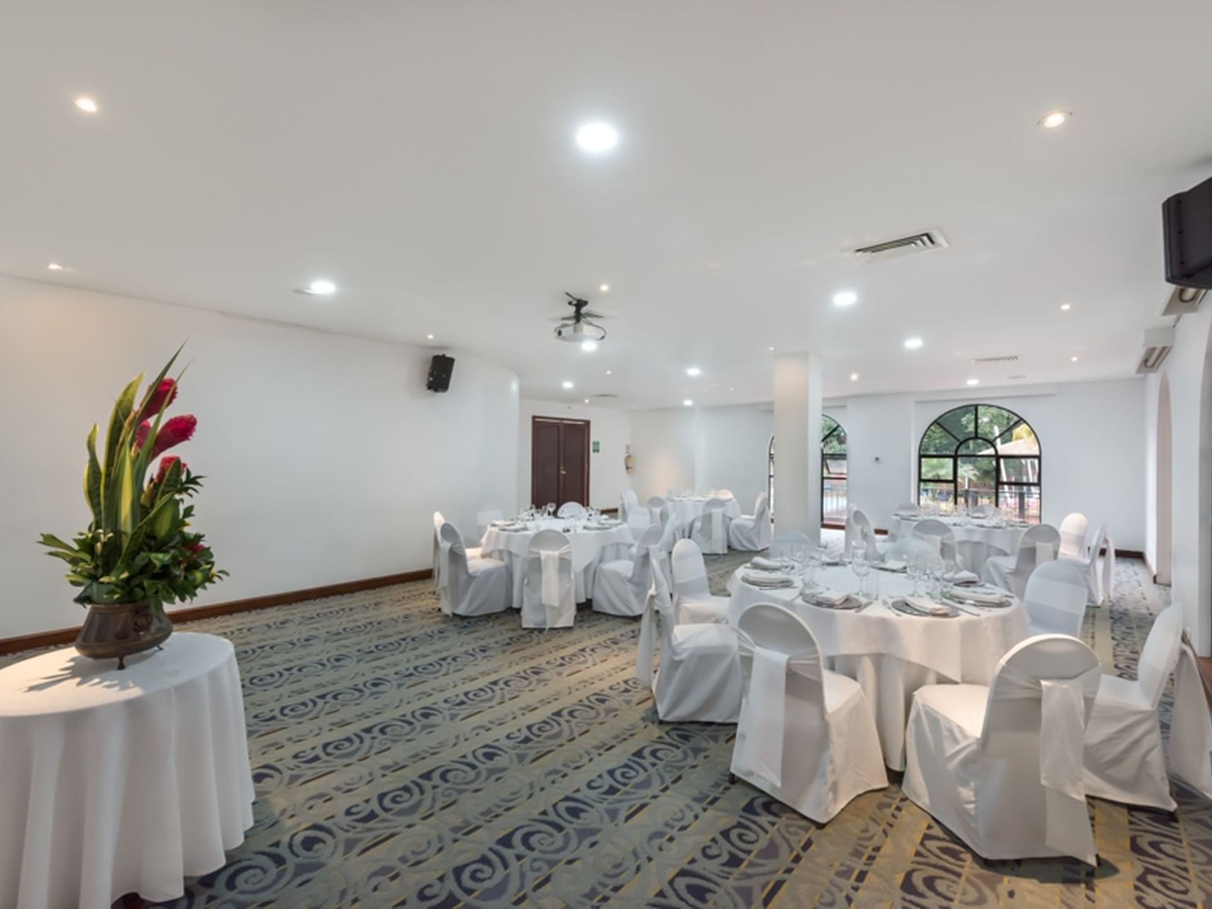 White-themed banquet table set up in Provenza at Hotel Dann Carlton Medellin