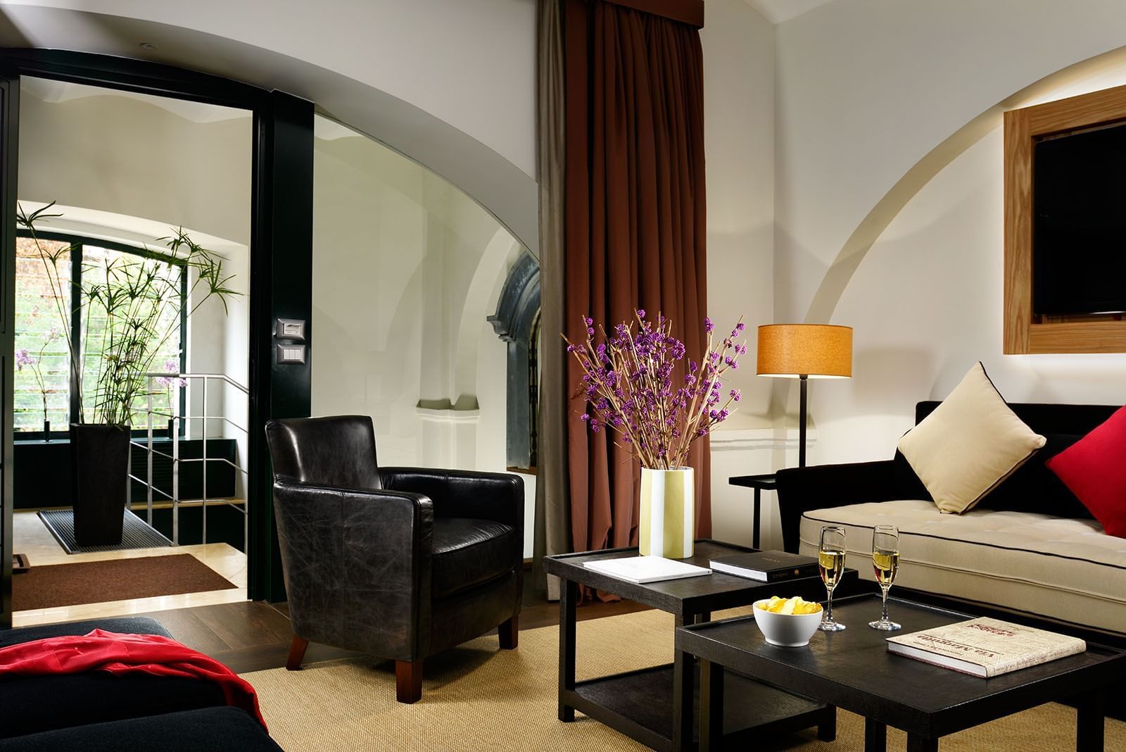 Living area arranged with cozy seating in Junior Suite at Margutta 54